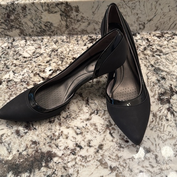 Life Stride Black Women's Heels cut out sides patent trim size 9.5M - Picture 6 of 6
